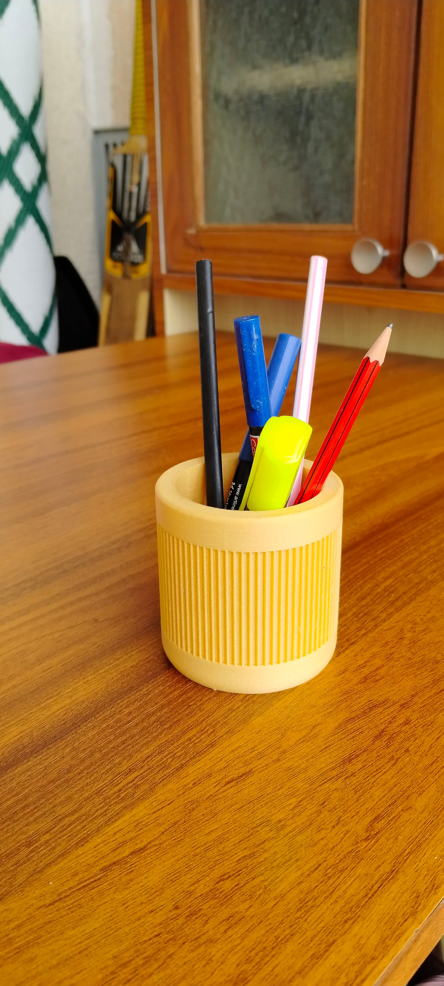 Fin Pattern Desk Pen Holder